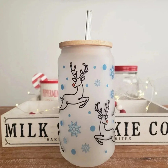 Glass cup with reindeer and snowflakes includes lid and glass straw, 18oz cup - Picture 2 of 3